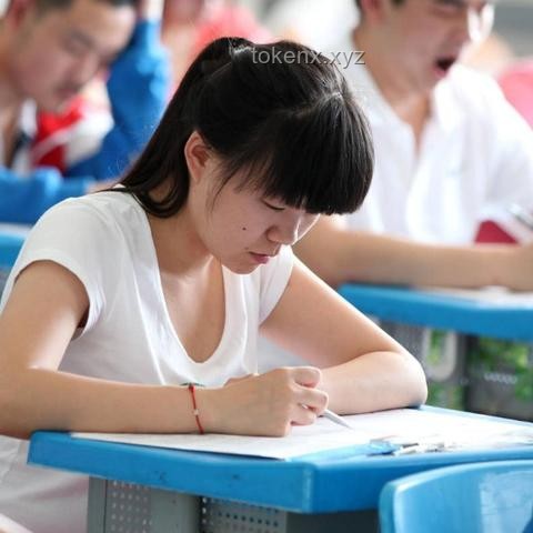 家长们考场外花样整活，助力学子情绪调节